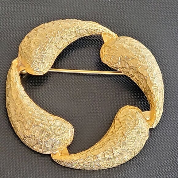 Vintage Gold Tone Textured Round Brooch - Picture 5 of 9